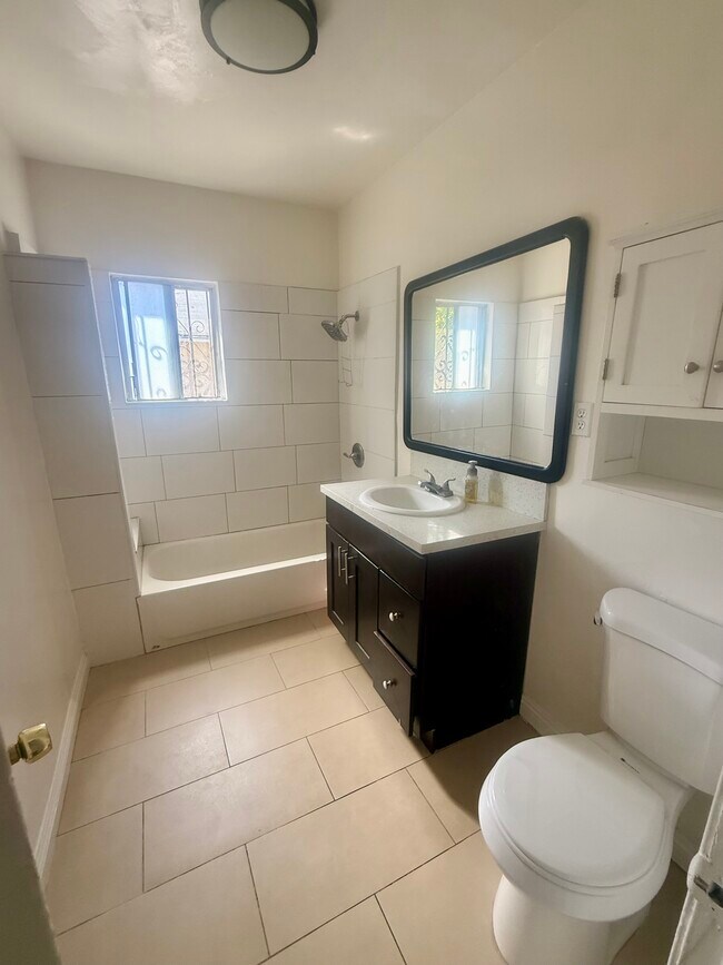 Bathroom - 330 W Bencamp St