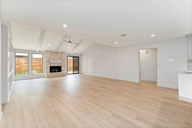 Foto del edificio - 14147 Hillvale Dr