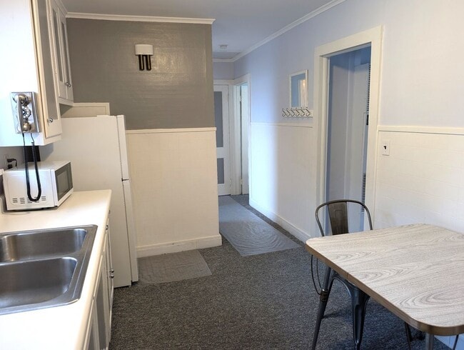 Building Photo - 5486 Broadway