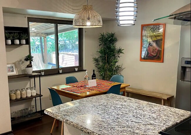 Foto del edificio - 2704 Channing Cir