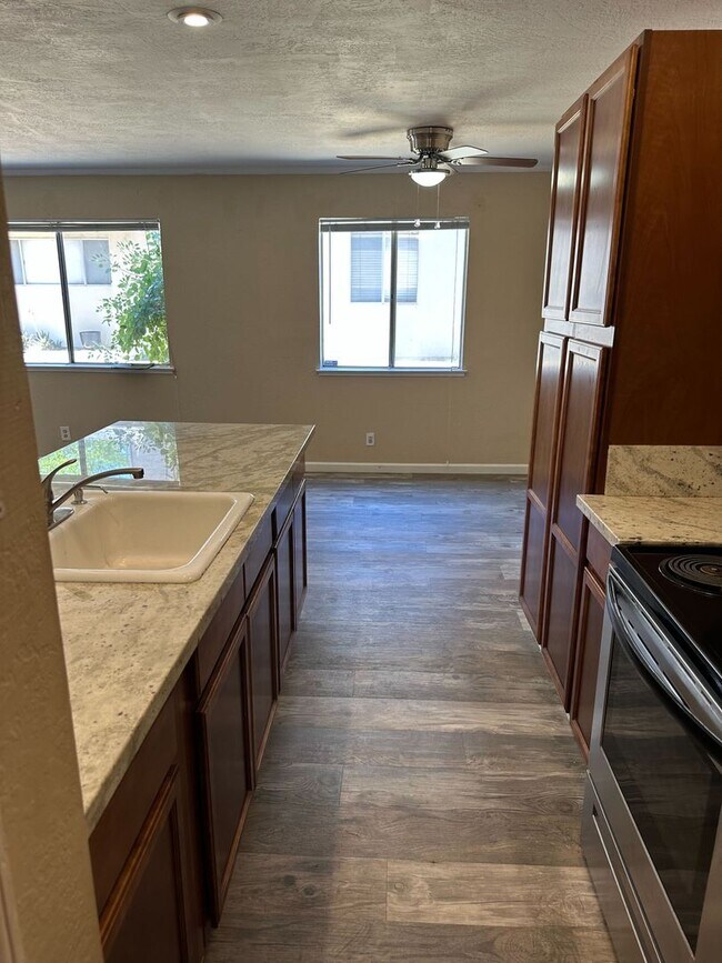 Foto del edificio - Comfortable 2-Bedroom Unit in North Sacram...