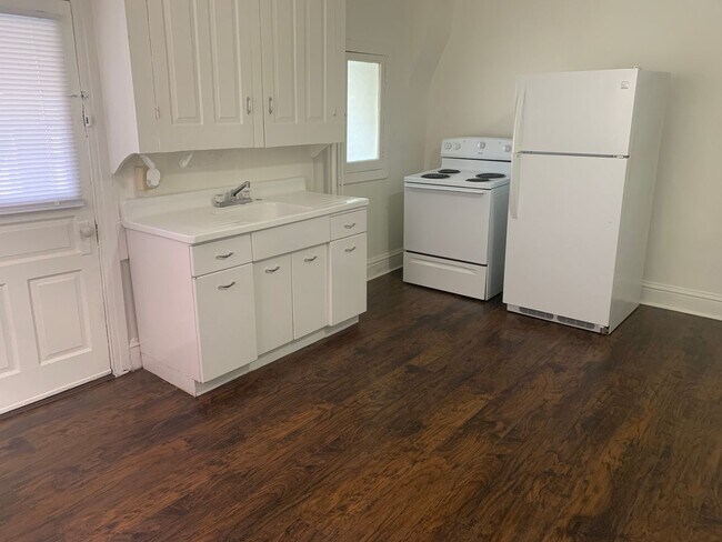 Building Photo - Available Now! 1st Floor 1 Bed/1Bath,Laund...