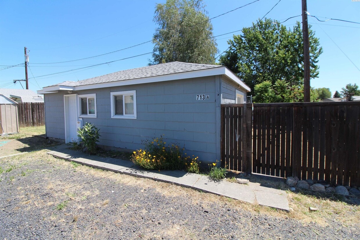 Primary Photo - East Kennewick Stand-Alone Studio Apartment