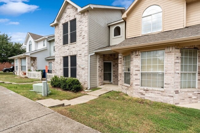 Building Photo - 3906 Pickett Pl Dr