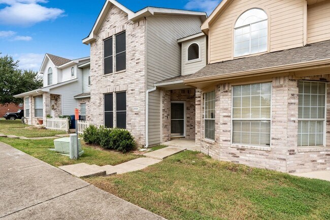 Foto del edificio - 3906 Pickett Pl Dr