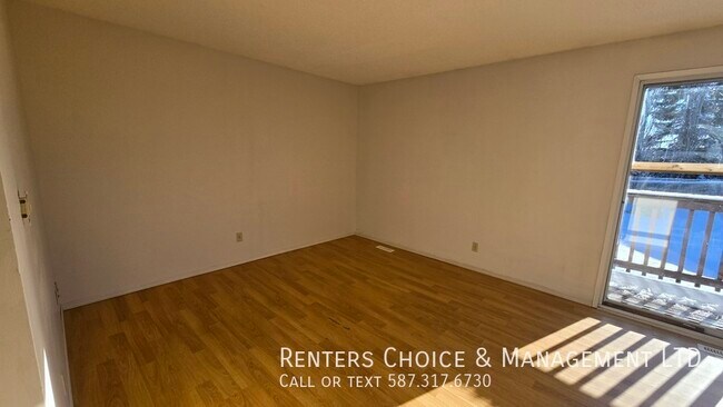 Photo du bâtiment - 3 Bedroom Unit With Assigned  Parking BONUS INCENTIVE