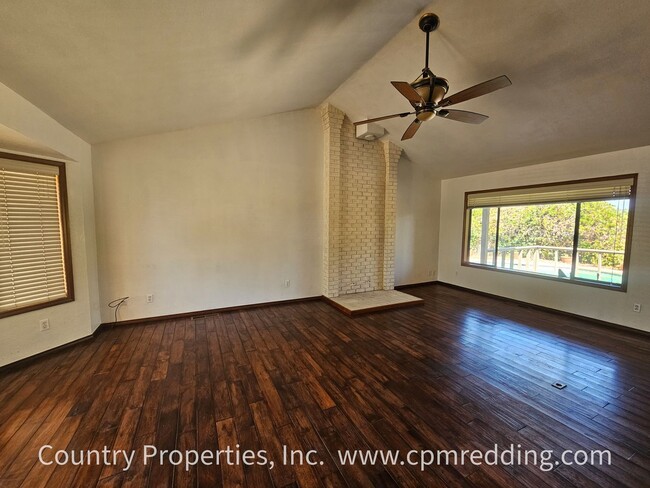 Foto del edificio - Stunning House with a Pool in West Redding...