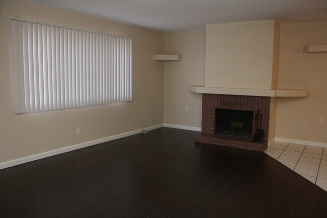 Building Photo - Superb Dual Master Townhome!