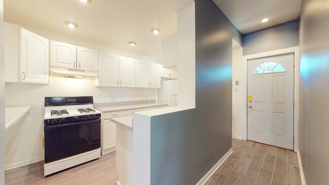 Building Photo - 700 W Schubert Ave