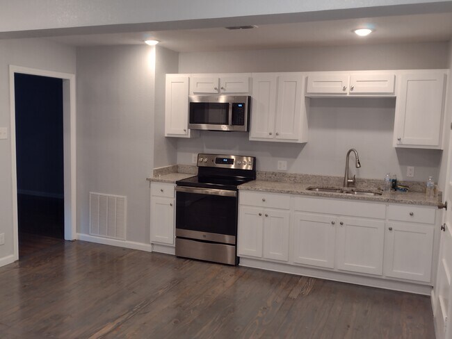 Building Photo - 219 Notre Dame Dr