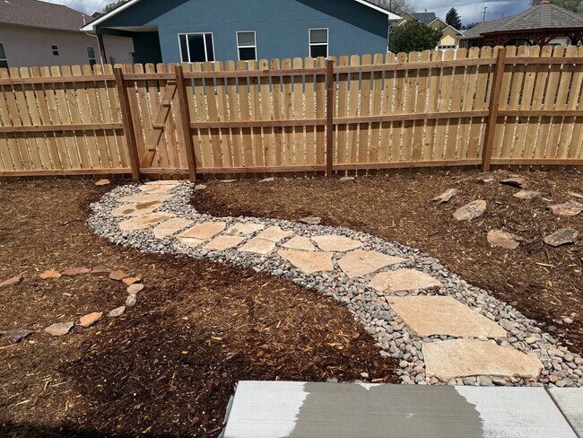 Foto del edificio - 422 Jarrett Ave