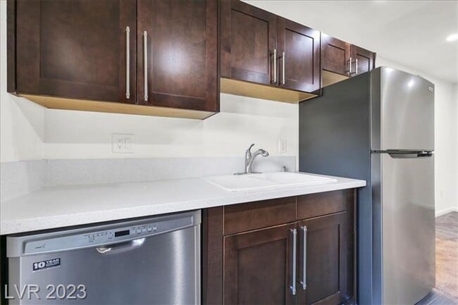 Building Photo - Stunning condo in Henderson!