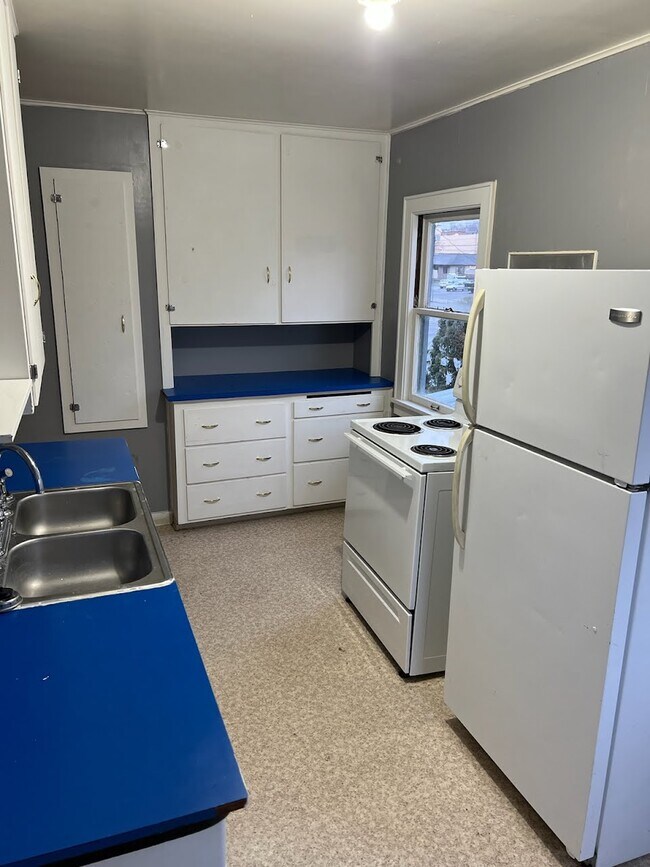 Kitchen - 143 SW 3rd St