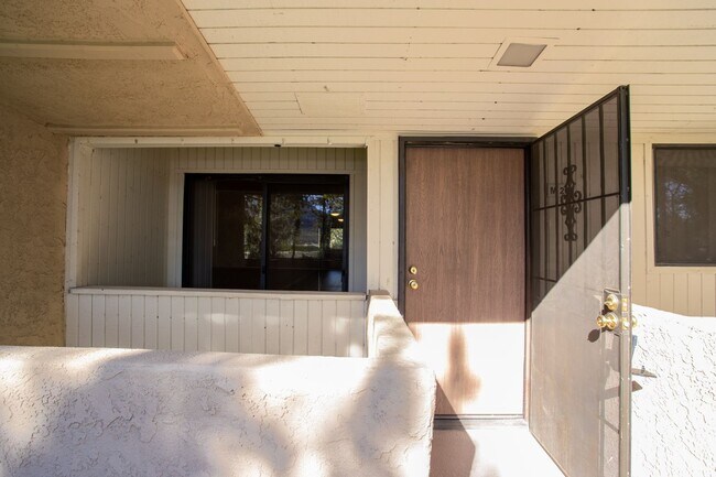 Building Photo - Palm Springs Villas II 1 bed / 1 bath condo