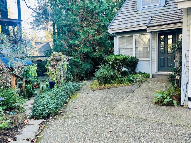 Foto del edificio - Amazing Attached Home in Lake Oswego is a Must See!