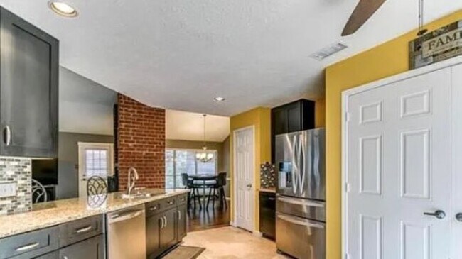 Building Photo - 2025 Sandy Knoll Dr