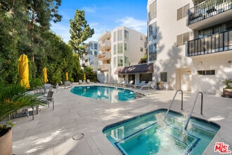 Building Photo - 8530 Holloway Dr