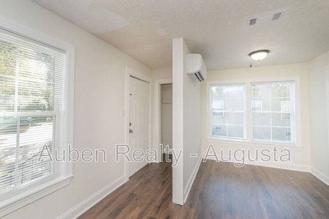 Building Photo - 2524 Rhodes Dr