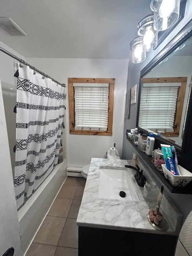 Building Photo - AVAILABLE NOW - 2 Bedroom, 1 Bath Two Harb...