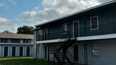 Building Photo - 1800 N Wayside Dr