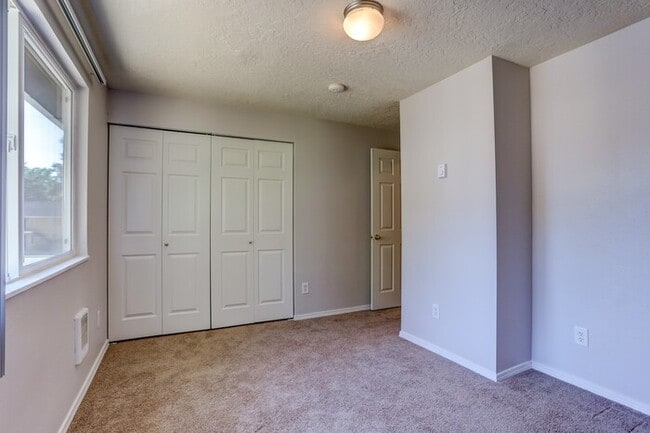 Building Photo - 2 Bedroom Home with Washer and Dryer INSID...