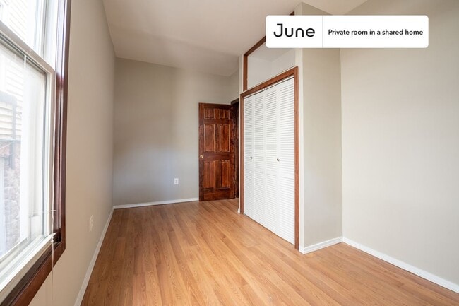 Building Photo - Room in Shared 4 bed/1 bath home