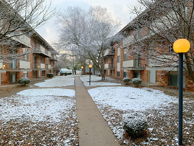 Colonial Court - Colonial Apartments