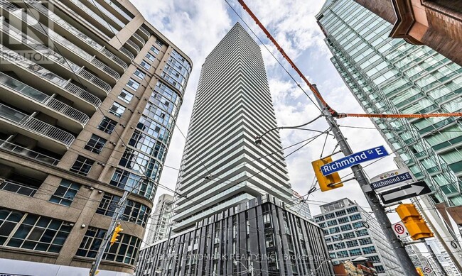 Building Photo - 25 Richmond St E