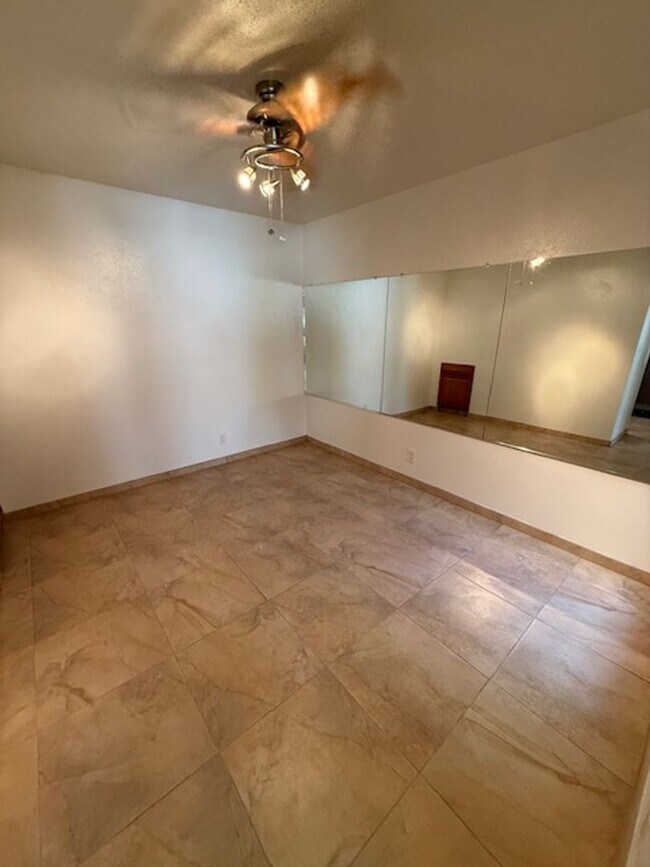 Foto del edificio - Beautiful 2 bedroom 2.5 bathroom with two ...