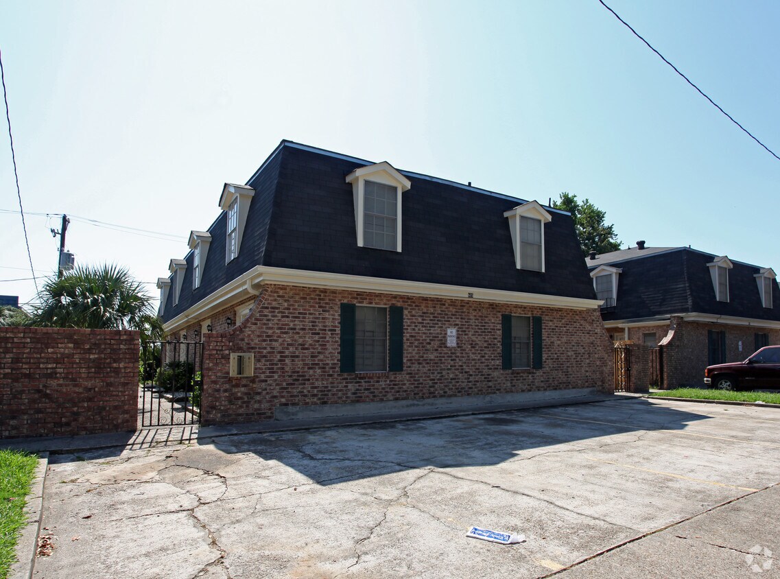 Building Photo - 601-605 Farmington Pl