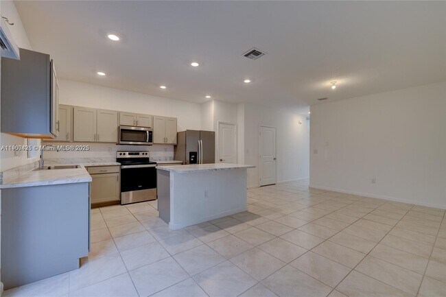 Foto del edificio - 1170 SW 7th Ct