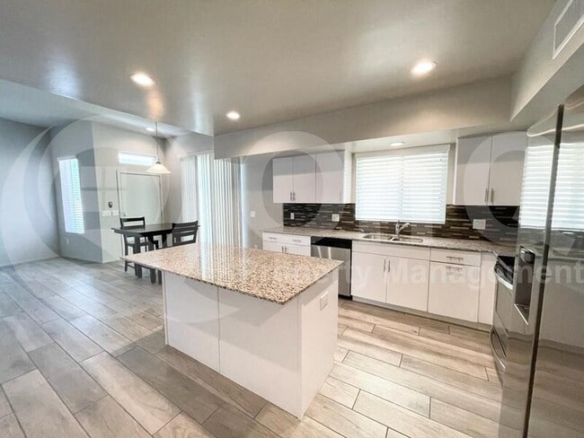 Building Photo - 833 E Park Modern Dr