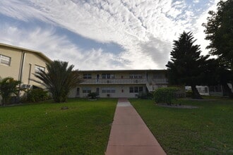 Building Photo - 112 Salisbury E