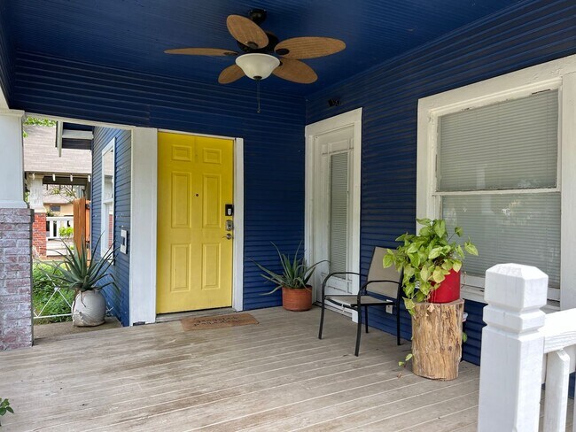 Building Photo - Charming Oak Cliff craftsmen in Sunset Hills