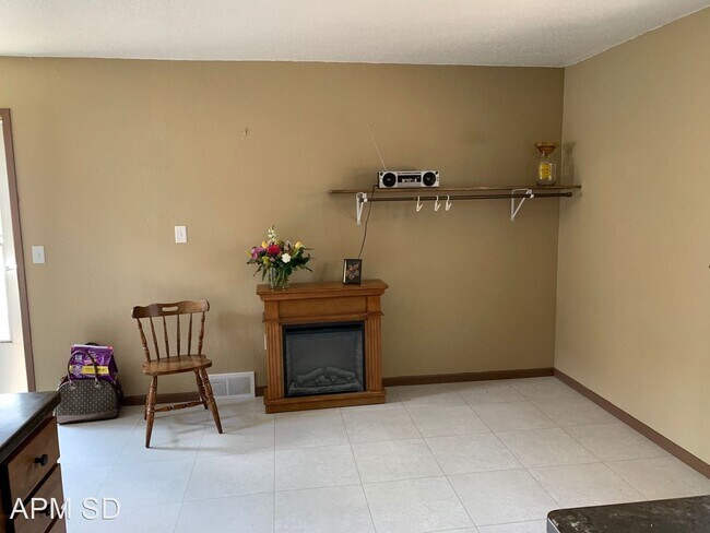 Building Photo - 3 br, 2.5 bath House - 715 N Prairie Ave