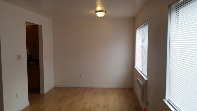Foto del edificio - 2 bedroom 4 plex