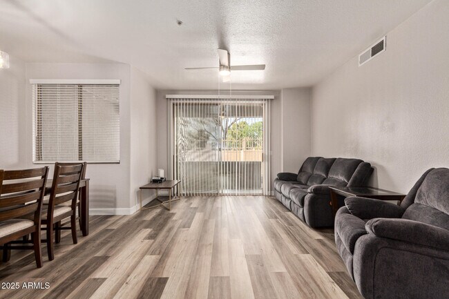 Foto del edificio - 1445 E Broadway Rd