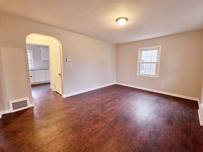 Building Photo - Single Family Home Maple Heights