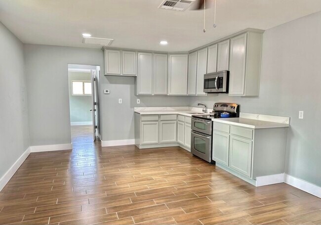 Building Photo - 3442 E Oak St