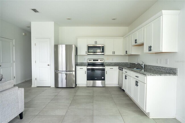 Building Photo - 445 Madison Dr