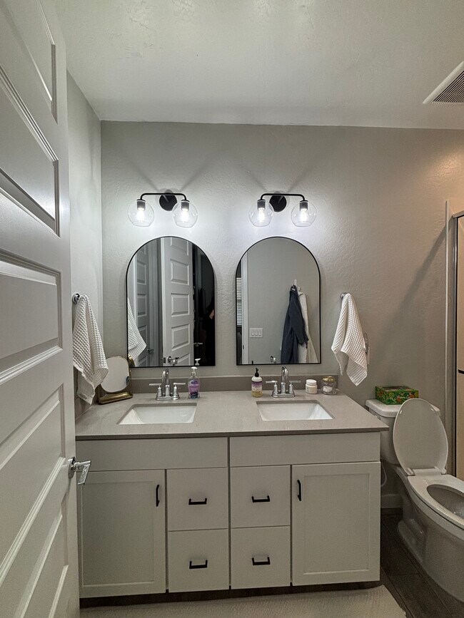 Building Photo - 4055 E Brisa Dr