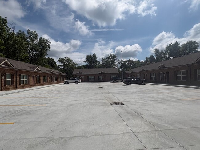 Building Photo - 404 Cedar Ln