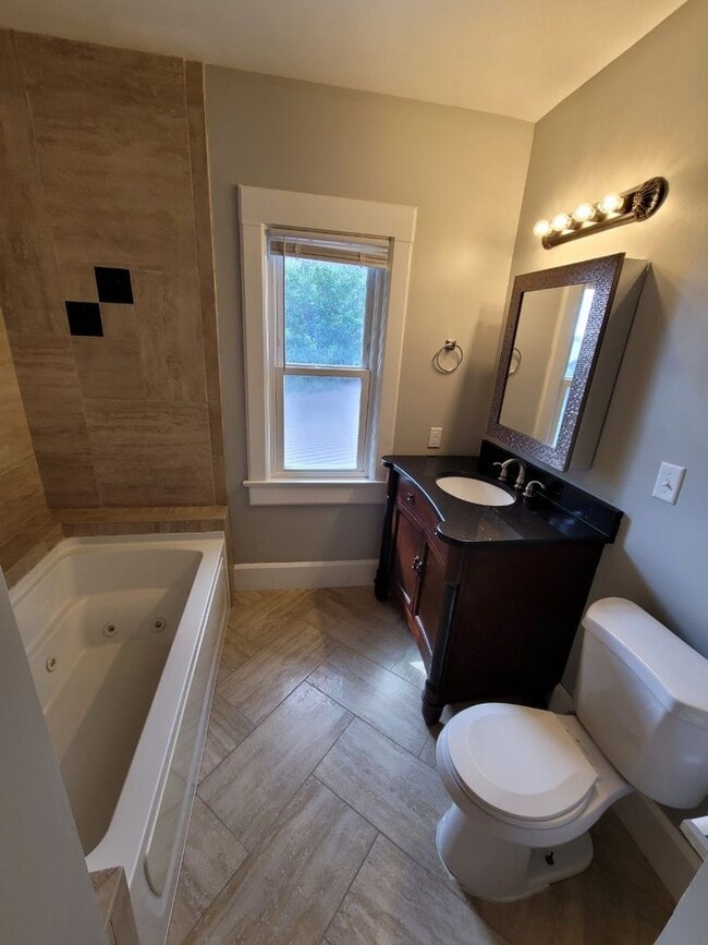 Building Photo - Beautiful 4 bedroom 1.5 house