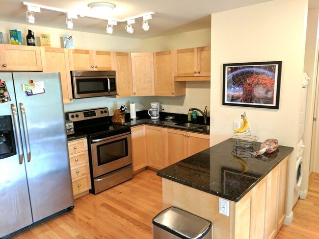 Building Photo - 2 bed, 2 bath Condo