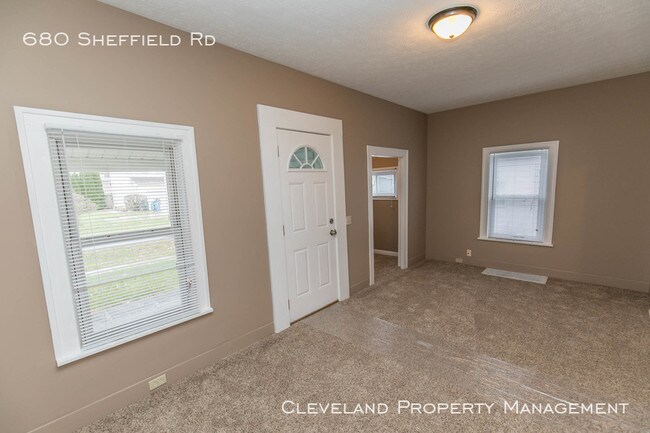 Building Photo - Cozy Sheffield Lake Home