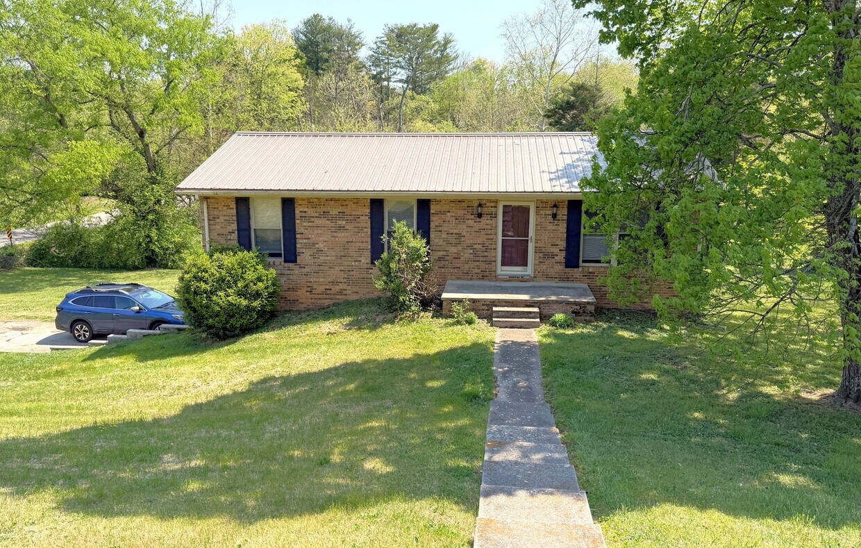West Knoxville 37921 - Great Location! 3 bedroom 2.5 bath home w/bonus room - Call Adam Sharp (86... - West Knoxville 37921 - Great Location! 3 bedroom 2.5 bath home w/bonus room - Call Adam Sharp (86...