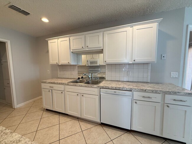 Foto del edificio - 4 bedroom Coming Soon