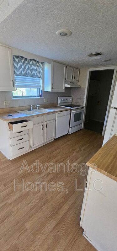 Building Photo - 10832 Haskins St