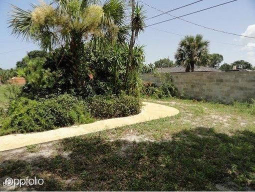 Building Photo - 689 Laurie St