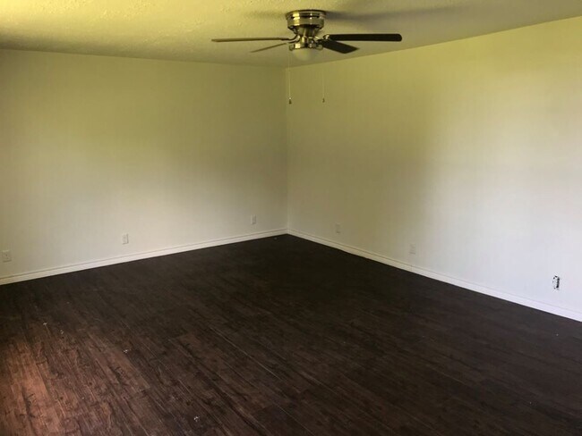 Todos los dormitorios están en la planta superior. - 838 Lizzie Ln